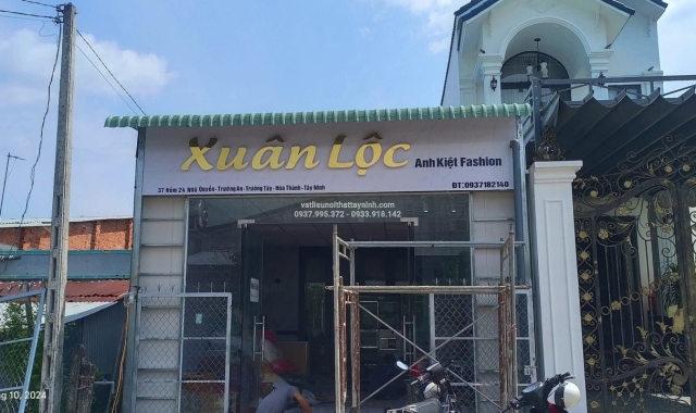 Hoàn thiện decor trọn gói cửa hàng vải thời trang và quần áo thể thao